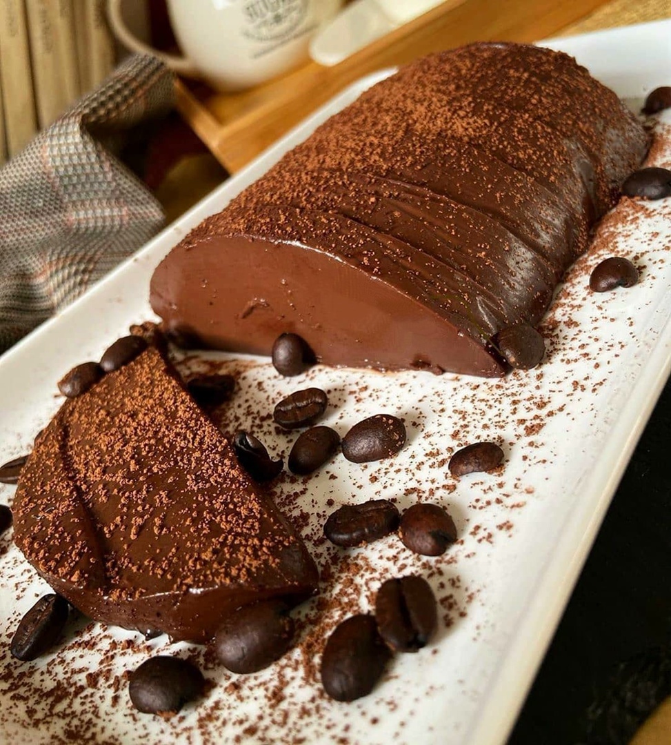 Шоколад посыпанный шоколадом. Шоколадный пудинг. Торт молочный шоколад. Десерт с шоколадом. Торт пудинг шоколадный.